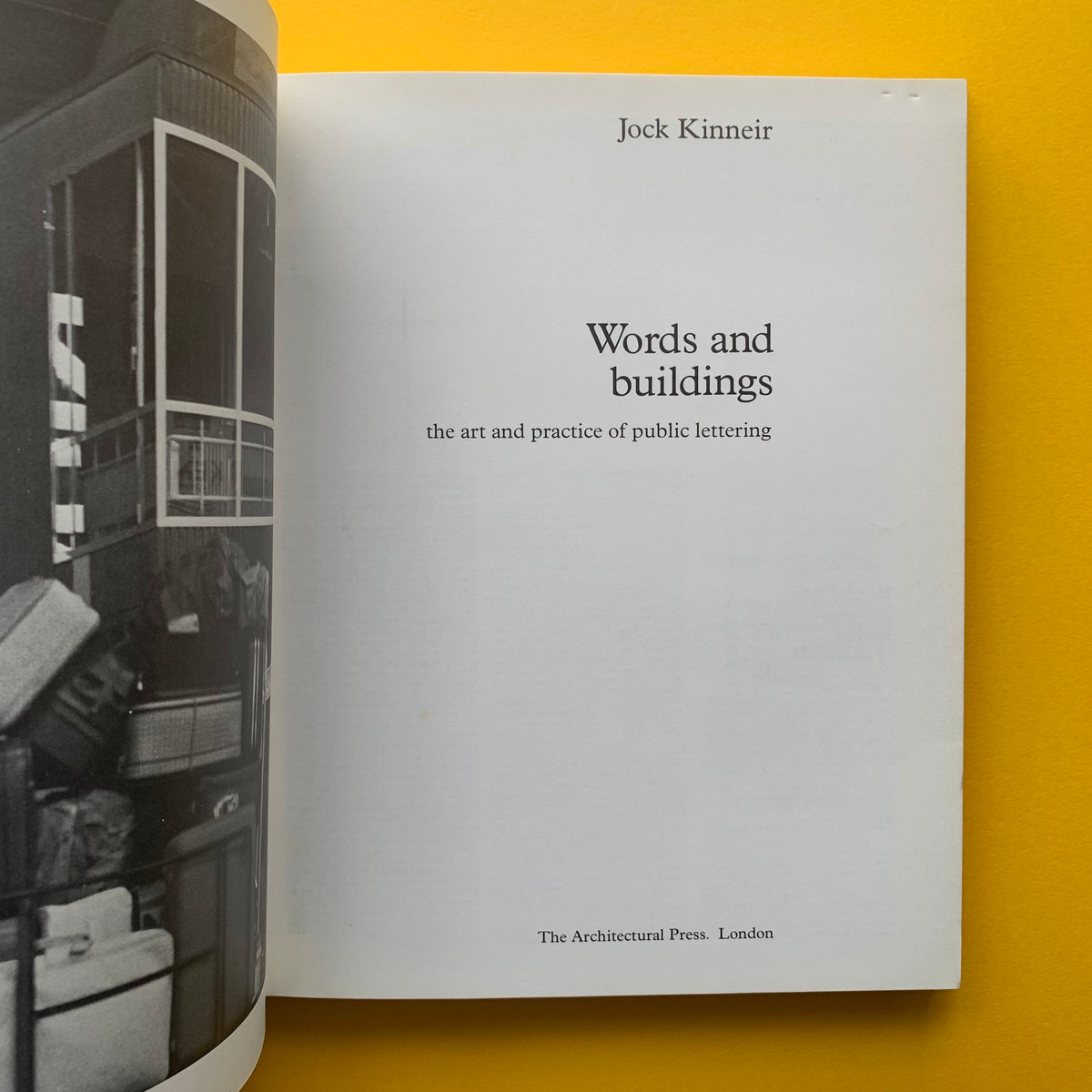 Words and buildings: the art and practice of public lettering (Jock Ki ...