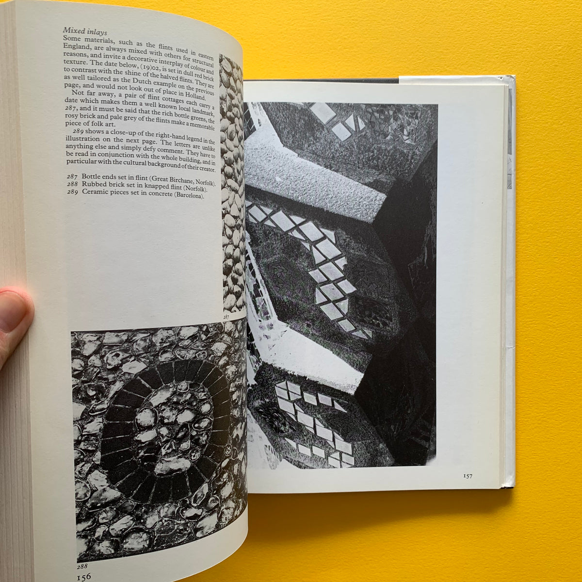 Words and buildings: the art and practice of public lettering (Jock Ki ...